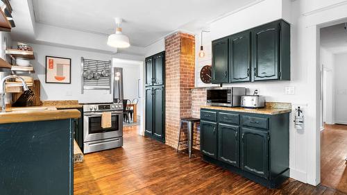701 Broadway Street, Nakusp, BC - Indoor Photo Showing Kitchen