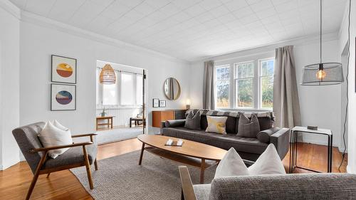 701 Broadway Street, Nakusp, BC - Indoor Photo Showing Living Room