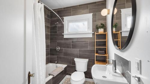701 Broadway Street, Nakusp, BC - Indoor Photo Showing Bathroom