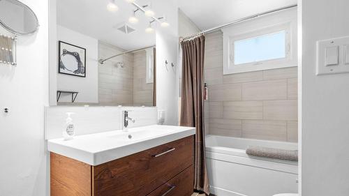 701 Broadway Street, Nakusp, BC - Indoor Photo Showing Bathroom