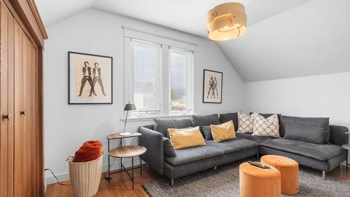 701 Broadway Street, Nakusp, BC - Indoor Photo Showing Living Room
