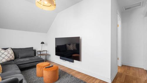 701 Broadway Street, Nakusp, BC - Indoor Photo Showing Living Room