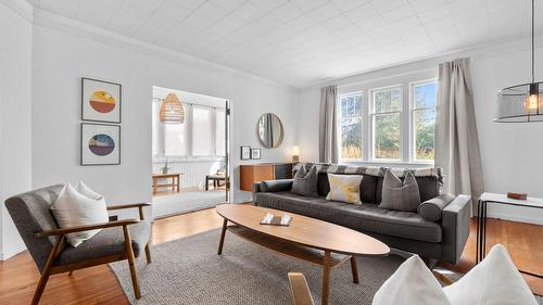 701 Broadway Street, Nakusp, BC - Indoor Photo Showing Living Room