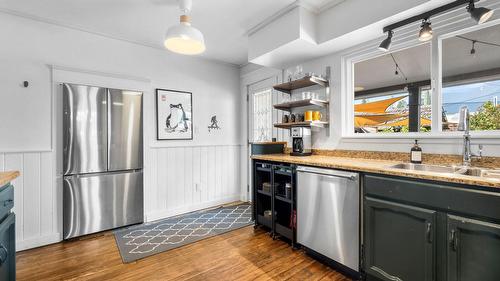 701 Broadway Street, Nakusp, BC - Indoor Photo Showing Kitchen With Double Sink