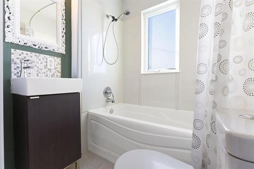 1174 Downing St, Winnipeg, MB - Indoor Photo Showing Bathroom