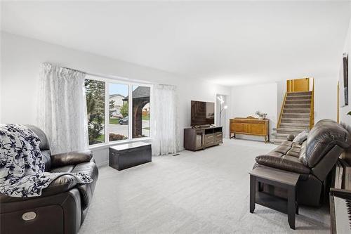 3 Attache Pl, Winnipeg, MB - Indoor Photo Showing Living Room