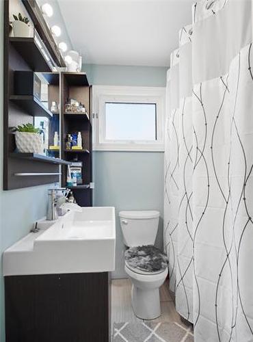 200 Toronto Ave, Selkirk, MB - Indoor Photo Showing Bathroom