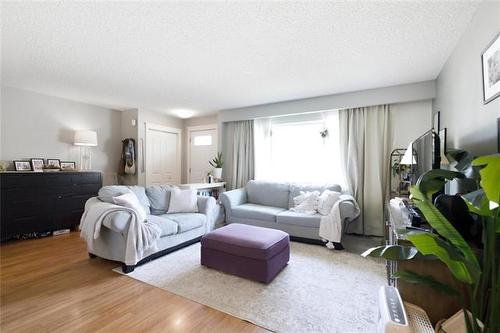 200 Toronto Ave, Selkirk, MB - Indoor Photo Showing Living Room
