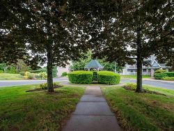 305 93 Kearney Lake Road  Halifax, NS B3M 4E7