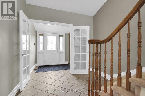 Inviting and bright foyer. - 24 Tammela Court, Ottawa, ON 