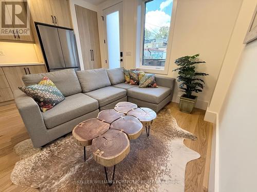 MAIN FL - 173 BEATRICE STREET , Toronto, Ontario M6G 3E9 4