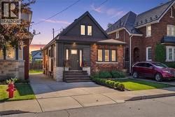 77 HOUGHTON Avenue S  Hamilton, ON L8K 2M9