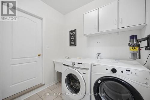 Mud room comb with laundry - 975 Mantle Crescent, Mississauga, ON 