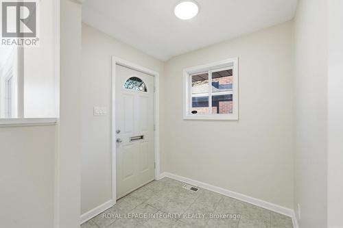 Welcoming foyer - 2007 Dorval Avenue, Ottawa, ON 