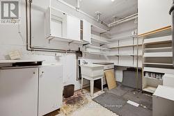 Walk-in Pantry - 