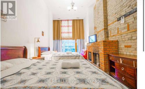 MASTERBEDROOMA MAIN FLOOR - 118 SHUTER ST STREET , Toronto, Ontario M5A 1V8 3