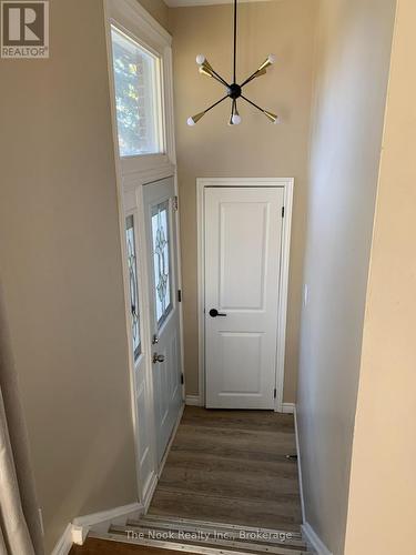 UPPER - 210 DOVEDALE DRIVE , Whitby (Downtown Whitby), Ontario L1N 1Z6 2