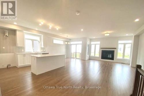 934 EMBANKMENT STREET , Ottawa, Ontario K2S 2P6 4