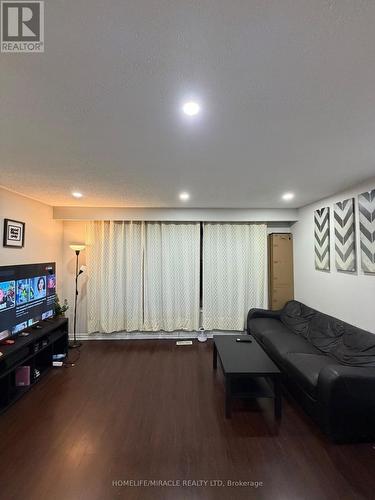 25 FOUR LEAF DRIVE , Toronto, Ontario M9V 1M7 2