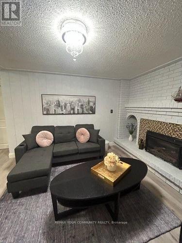 77 GARDEN AVENUE , Richmond Hill, Ontario L4C 6L6 2