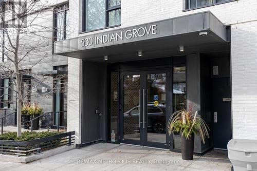 608 - 530 INDIAN GROVE , Toronto, Ontario M6P 2J2 4