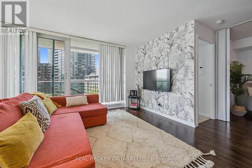 683 - 209 FORT YORK BOULEVARD , Toronto, Ontario M5V 4A1 3