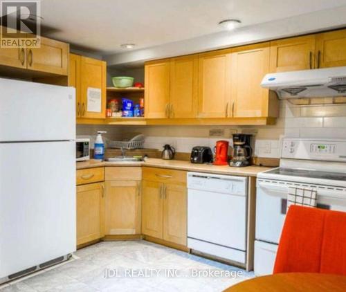 MASTERBEDROOMB MAIN FLOOR - 118 SHUTER ST STREET , Toronto, Ontario M5A 2N6 2