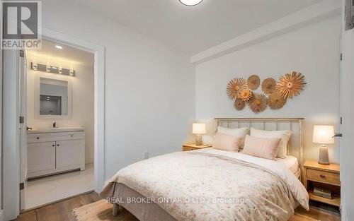 5 - 14 HATFIELD CRESCENT , Toronto, Ontario M9W 2R8 4