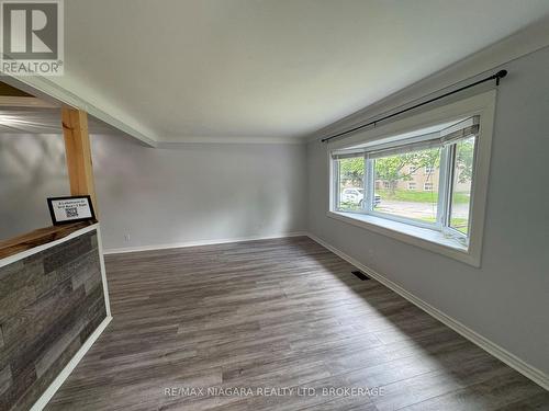 8 LAKEHURST DRIVE , St. Catharines (Lakeport), Ontario L2N 4C2 2