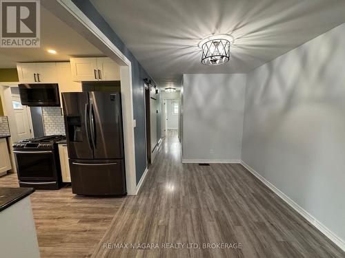 8 LAKEHURST DRIVE , St. Catharines (Lakeport), Ontario L2N 4C2 4