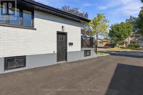 LOWER - 46 BOBOLINK ROAD , Hamilton, Ontario L9A 2P4 2
