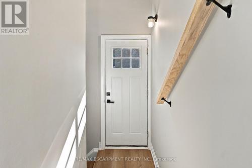 LOWER - 46 BOBOLINK ROAD , Hamilton, Ontario L9A 2P4 3