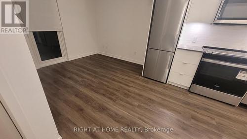 809 - 500 WILSON AVENUE , Toronto, Ontario M3H 0E5 4