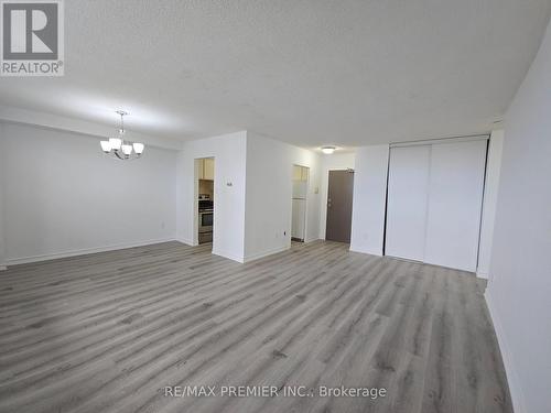 3390 WESTON ROAD , Toronto, Ontario M9M 2X3 5
