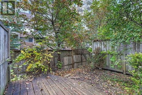 private treed yard - 316 Gotham Private, Ottawa, ON 