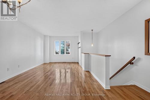 living room - Hardwood floors on main level - 316 Gotham Private, Ottawa, ON 