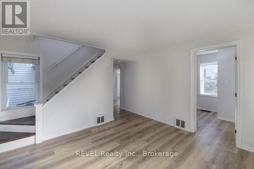 389 GLENDALE AVENUE , St. Catharines (Secord Woods), Ontario L2T 1C3 4