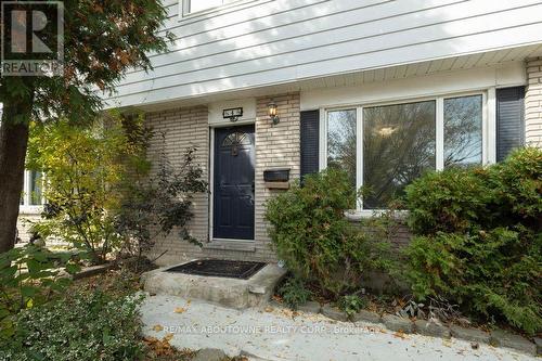 4 Glamis Court, Hamilton, ON 