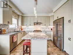 537 STREAM CRESCENT Oakville, ON L6M 1N7