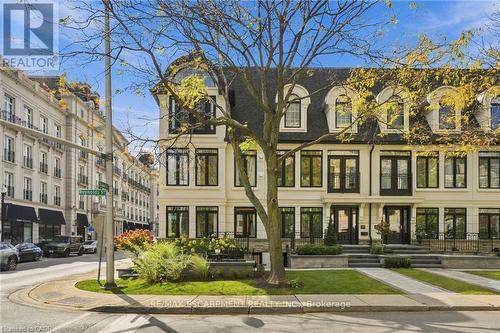 305 RANDALL STREET  Oakville, ON L6J 6B4