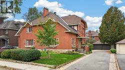 418 HAMILTON AVENUE S  Ottawa, ON K1Y 1E3