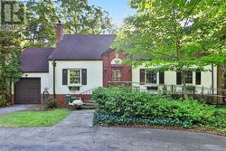 40 PINEWOOD TRAIL  Mississauga, ON L5G 2L1