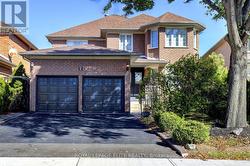 5 PINECONE WAY E Brampton, ON L6R 1N5