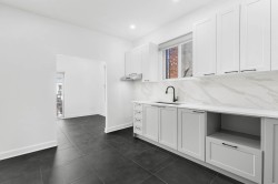 4561 Av. des Érables Montréal (Le Plateau-Mont-Royal), QC H2H 2E1