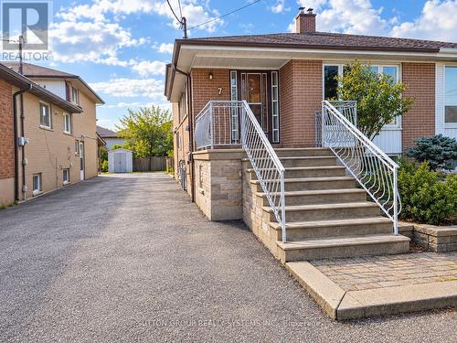 7 PECAN COURT  Toronto, ON M3L 1R6