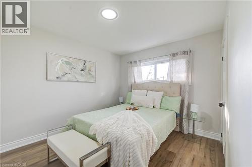 Neutral-toned walls paired with wood-finish flooring and a recessed ceiling light fixture - 46 Traynor Avenue, Kitchener, ON 