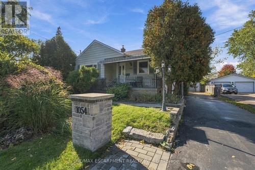 1054 GLENDOR AVENUE  Burlington, ON L7R 3V4