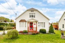 432 Rue May Coaticook, QC J1A 1S9
