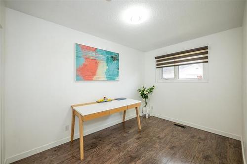 63 Magdalene Bay, Winnipeg, MB 