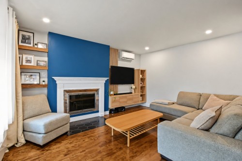 Salon - 56 Rue Forest, Saint-Jacques, QC 